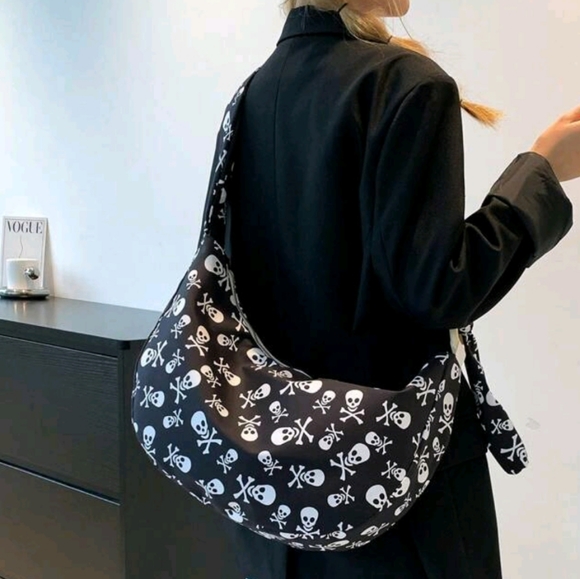 NWOT Skull And Crossbones Multi-Way Hobo Bag - Picture 3 of 12